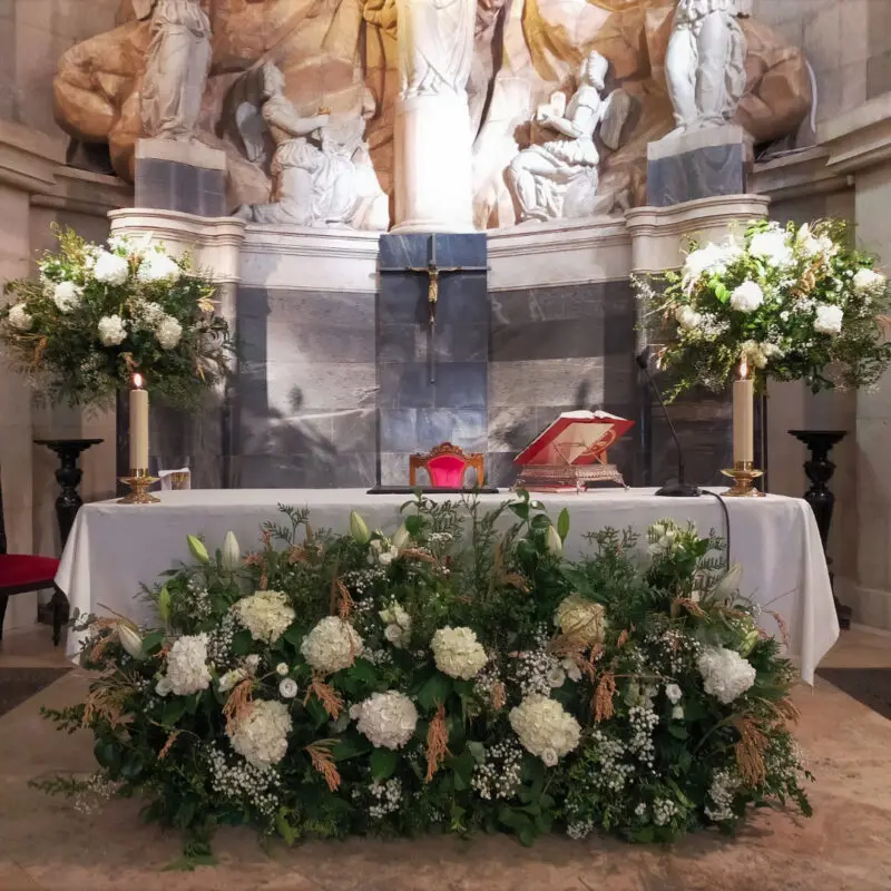 altar con flores capilla colegio nuestra senora del pilar 800x800