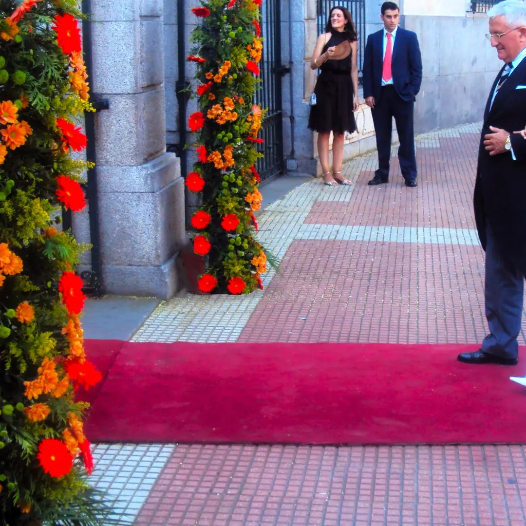 columnas florales exteriores parroquia santa teresa y santa isabel