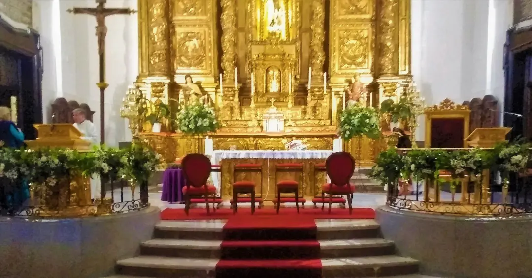 decoracion floral blanca interior parroquia santa teresa y santa isabel