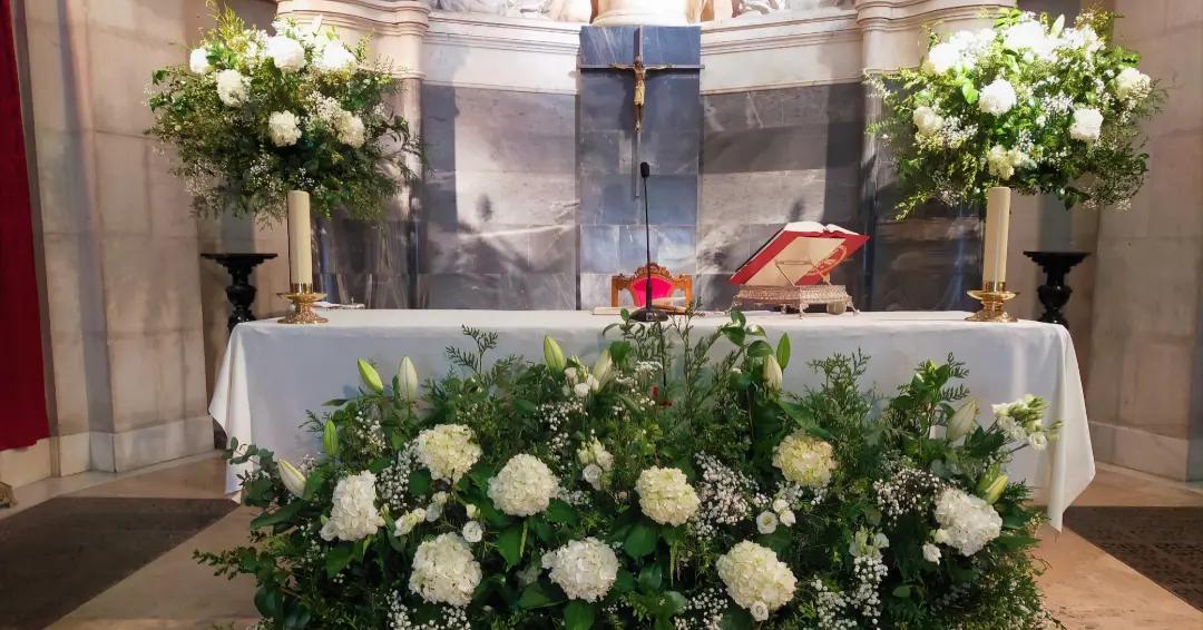 decoracion floral con hortensias capilla colegio nuestra senora del pilar