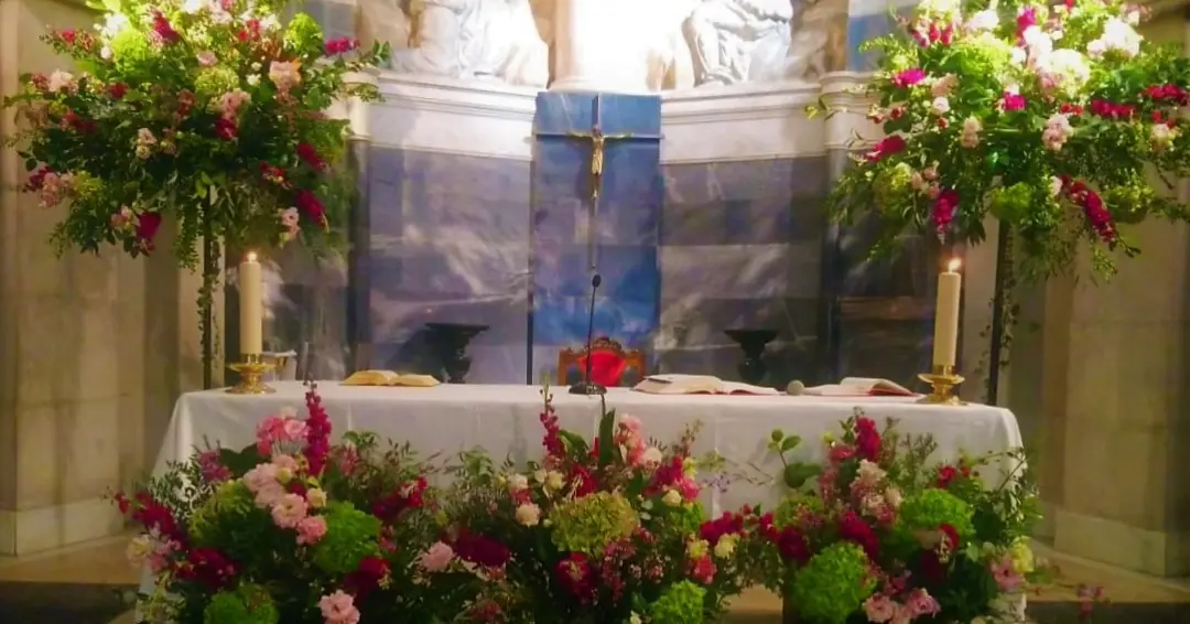 decoracion floral con hortensias y flor variada de color capilla colegio nuestra senora del pilar