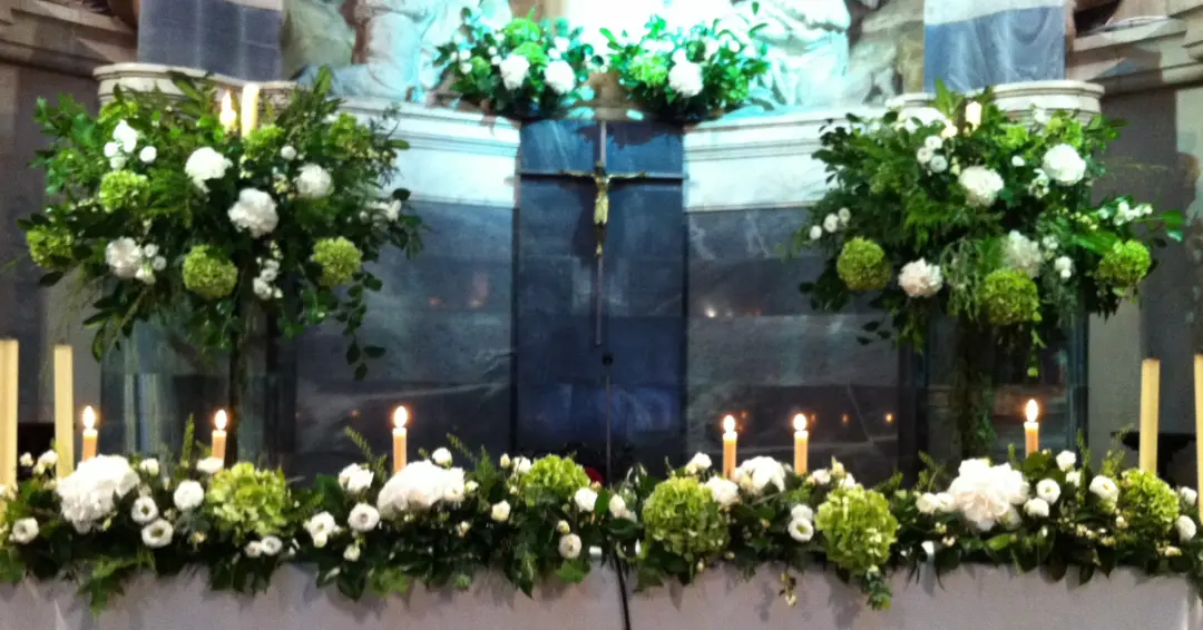 decoracion floral con hortensias y velas capilla colegio nuestra senora del pilar