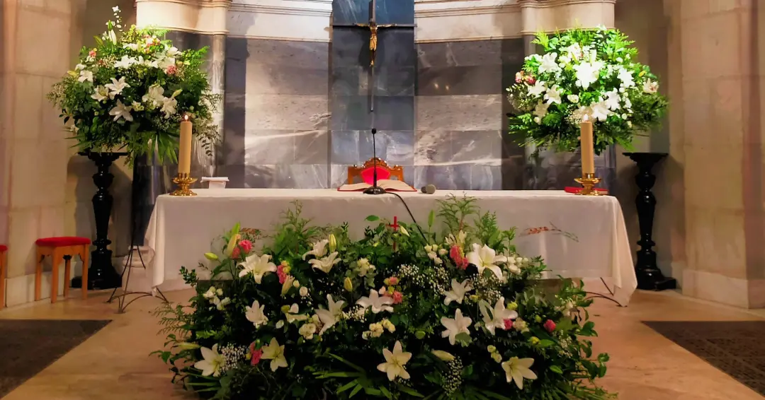 decoracion floral con lilium y rosas capilla colegio nuestra senora del pilar