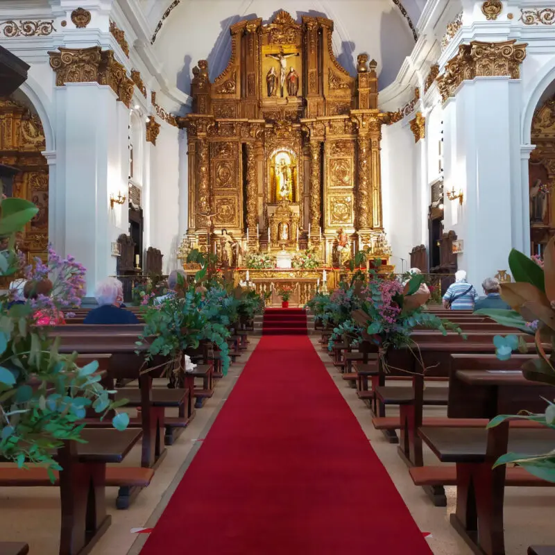 decoracion floral interior parroquia santa teresa y santa isabel 800x800