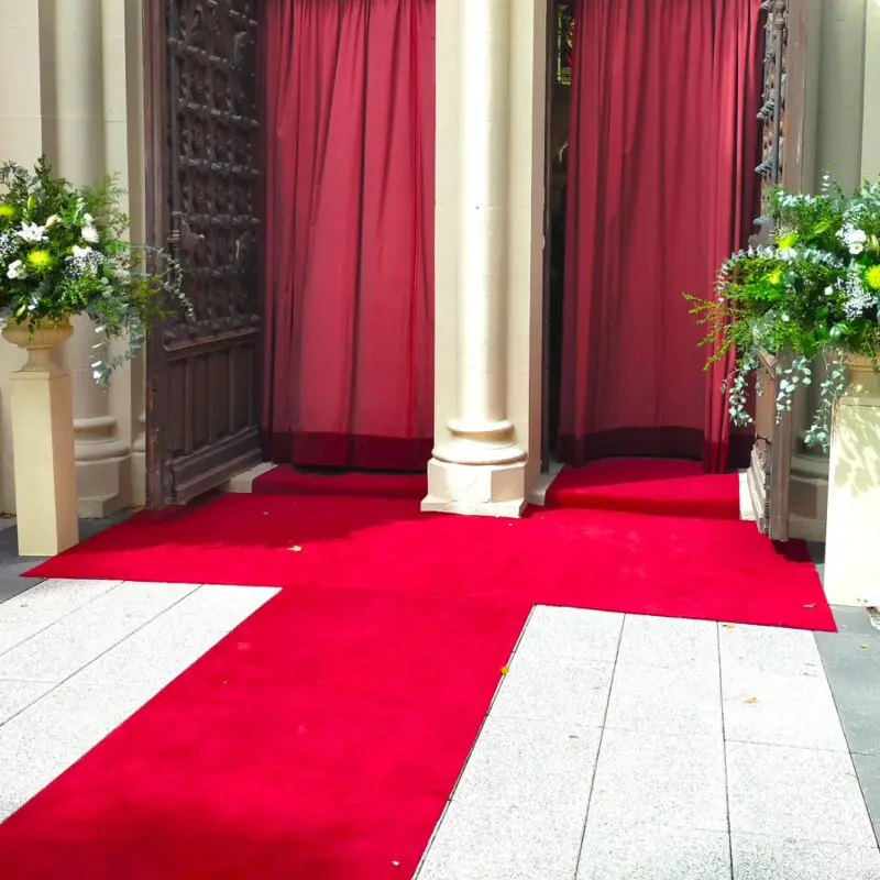 entrada alfombra roja capilla colegio nuestra senora del pilar 800x800