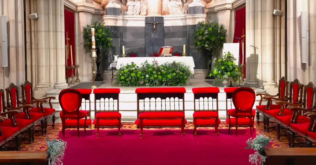 reclinatorios y banquetas capilla colegio nuestra senora del pilar