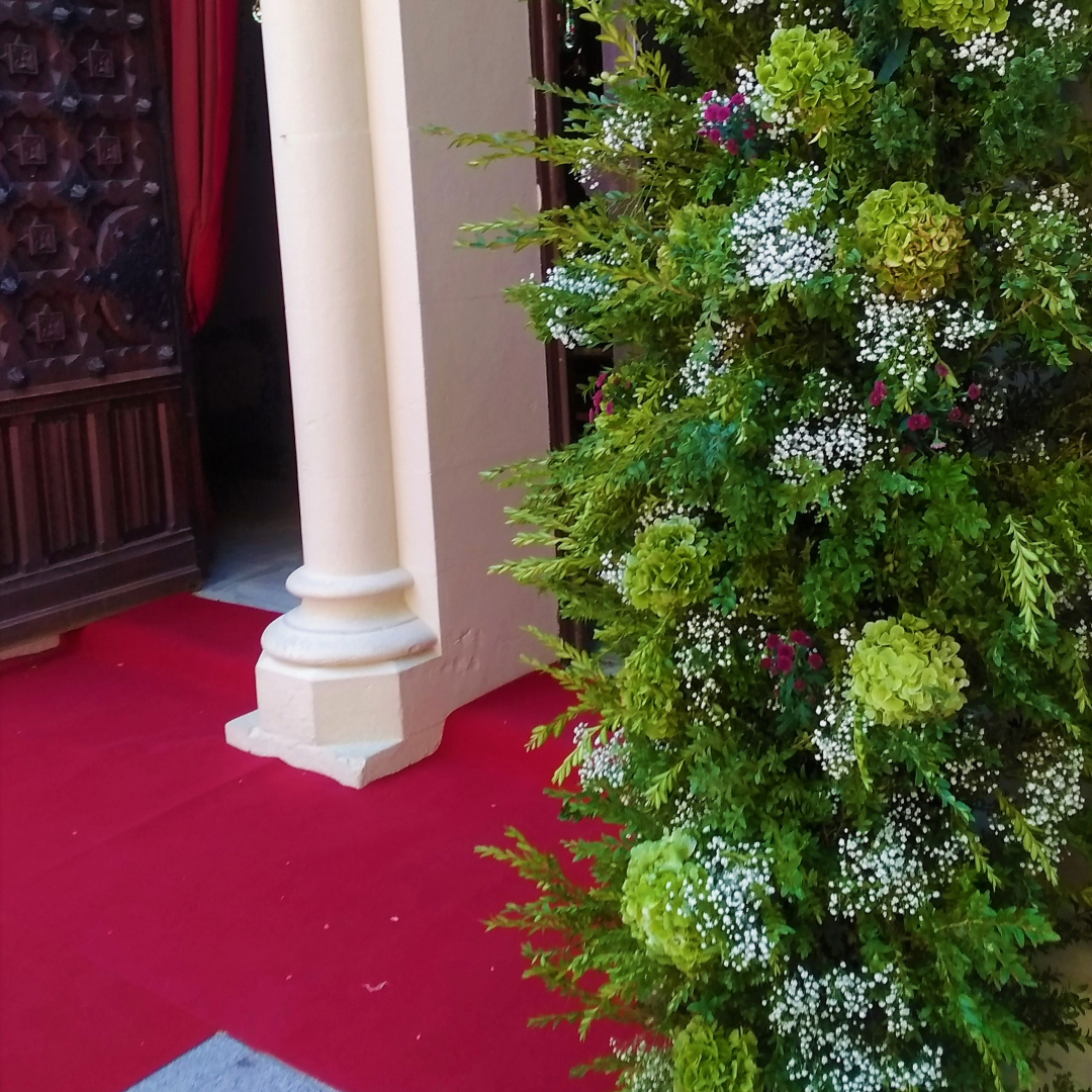 columnas florales capilla colegio nuestra senora del pilar