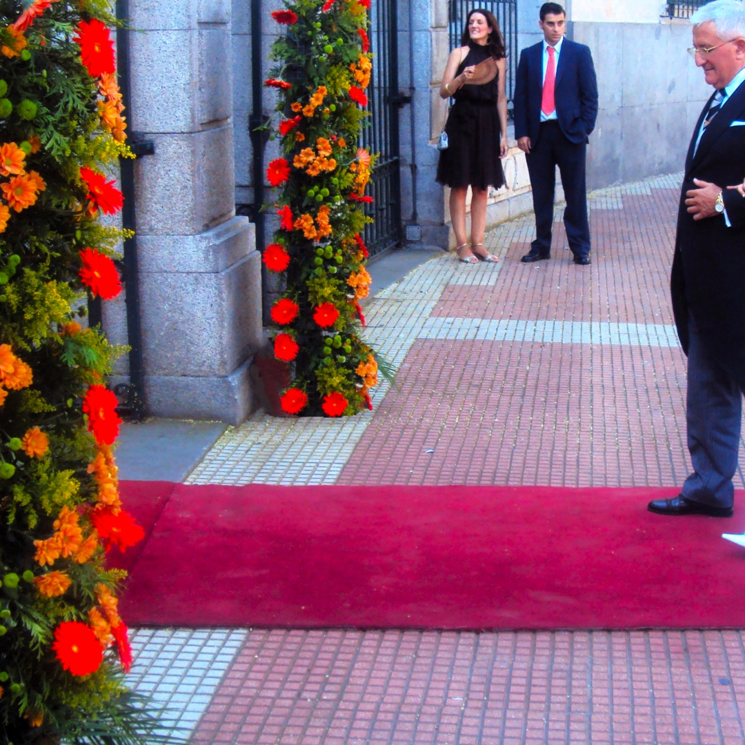columnas florales exteriores parroquia santa teresa y santa isabel