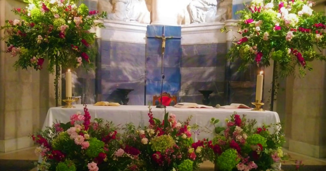 decoracion floral con hortensias y flor variada de color capilla colegio nuestra senora del pilar