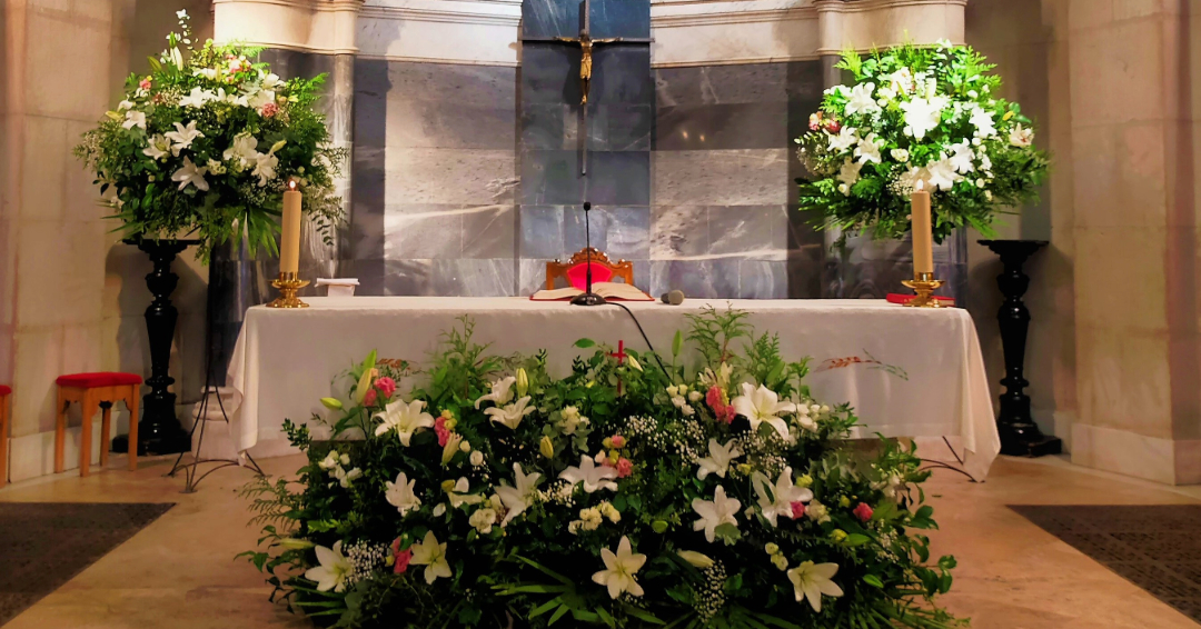 decoracion floral con lilium y rosas capilla colegio nuestra senora del pilar