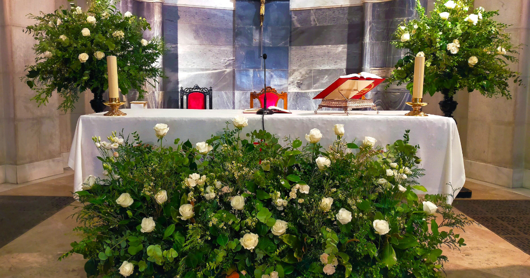decoracion floral con rosas capilla colegio nuestra senora del pilar