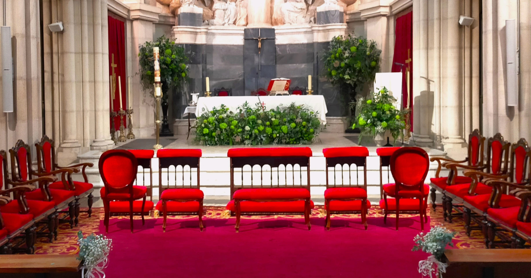 reclinatorios y banquetas capilla colegio nuestra senora del pilar